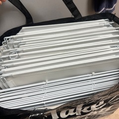 組み立て式クローゼットとスチールフェンスの画像