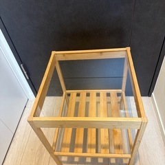 【中古】IKEAのガラス天板ナイトテーブル×2個セットの画像