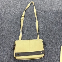ベージュ フラップショルダーバッグ