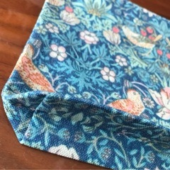新品☆ポーチ☆クラッチバッグ☆リバティプリントのいちご泥棒☆とっても可愛い☆素敵の画像