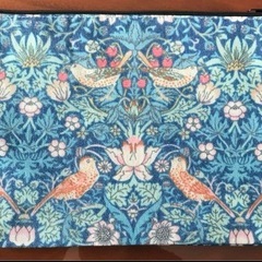 新品☆ポーチ☆クラッチバッグ☆リバティプリントのいちご泥棒☆とっ...
