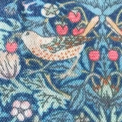 新品☆ポーチ☆クラッチバッグ☆リバティプリントのいちご泥棒☆とっても可愛い☆素敵の画像