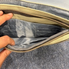 ベージュ フラップショルダーバッグの画像