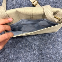 ベージュ フラップショルダーバッグの画像