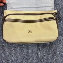 ベージュ フラップショルダーバッグの画像