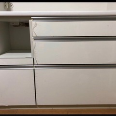 ホワイト キッチンカウンター 食器棚の画像
