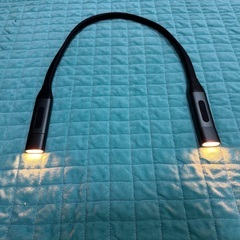 首にかける充電式ライトの画像
