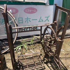 古いミシンの鉄脚　残り2脚　diyなどに の画像