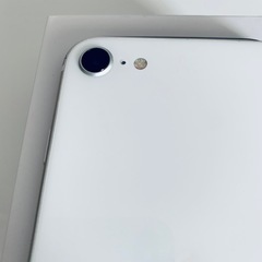 美品☆iphoneSE第2世代 ホワイト 64 SIMロック解除済 SIMフリーの画像