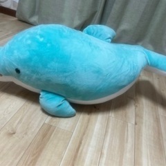 大きなイルカののぬいぐるみの画像