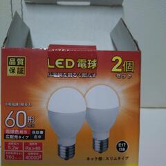 新品未使用！LED電球 2個入 60W 電球色 広配光 E17口金の画像