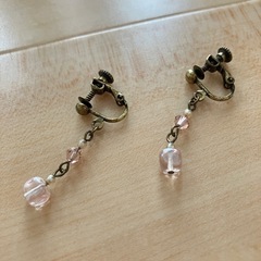 未使用品　3点セット　イヤリング　ペンダント　レトロ風　淡いピンクの画像