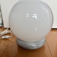 未使用　【大理石ベースの卓上ライト】レトロ／丸型ガラスシェード／電球付き／動作OK  の画像