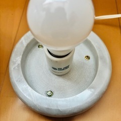 未使用　【大理石ベースの卓上ライト】レトロ／丸型ガラスシェード／電球付き／動作OK  の画像