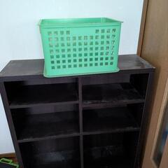 カラーボックスとカゴ