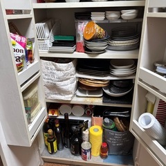 1〜13までまとめて無料で引き取りお願いします。2食器棚、食料保管庫の画像