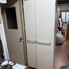 1〜13までまとめて無料で引き取りお願いします。2食器棚、食料保管庫の画像
