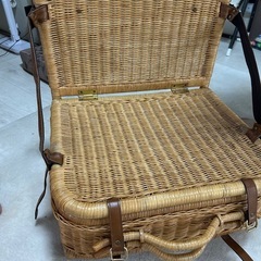 籐の籠　バック　椅子の画像