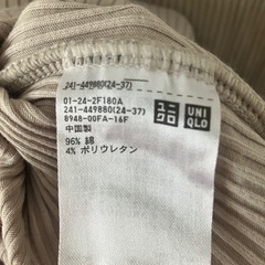 UNIQLO  リブハイネックTの画像