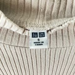 UNIQLO  リブハイネックTの画像