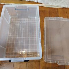 世田谷区近辺配送可能　プラスチック製収納ケース　コンテナボックス　収納ボックス　幅43.5㎝×奥行63㎝　高さ24㎝　衣類収納チェスト　半透明　ホワイトクリア　衣類収納の画像