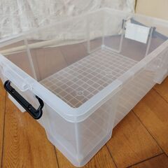 世田谷区近辺配送可能　プラスチック製収納ケース　コンテナボックス　収納ボックス　幅43.5㎝×奥行63㎝　高さ24㎝　衣類収納チェスト　半透明　ホワイトクリア　衣類収納の画像