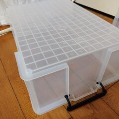 世田谷区近辺配送可能　プラスチック製収納ケース　コンテナボックス　収納ボックス　幅43.5㎝×奥行63㎝　高さ24㎝　衣類収納チェスト　半透明　ホワイトクリア　衣類収納の画像