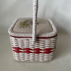 手付き 裁縫箱 昭和レトロポップ ソーイングボックス ビニール紐編かご 四角形 裁縫箱 中古品  の画像