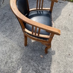 木製の立派な椅子の画像
