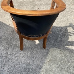 木製の立派な椅子の画像