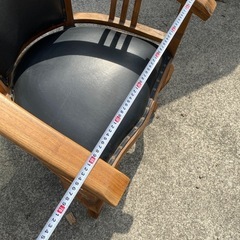 木製の立派な椅子の画像