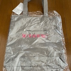 グレー　ロゴトートバッグの画像
