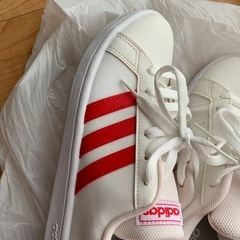 adidas スニーカーの画像