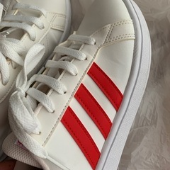 adidas スニーカーの画像