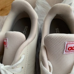 adidas スニーカーの画像