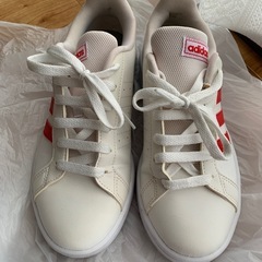 adidas スニーカーの画像