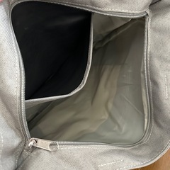 グレー　ロゴトートバッグの画像