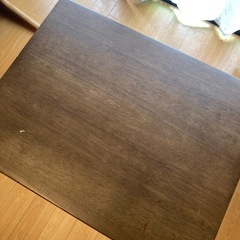 折りたたみテーブルと無印の引き出しの画像