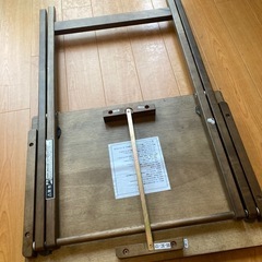 折りたたみテーブルと無印の引き出しの画像