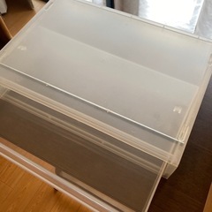 折りたたみテーブルと無印の引き出しの画像