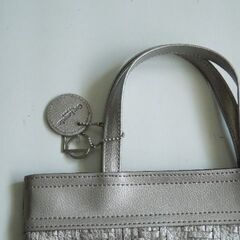 【受付終了】Guy Laroche(ギ・ラロッシュ) シルバーの手提げバックの画像
