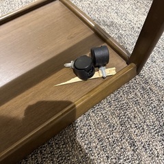 壊れている棚の画像