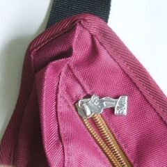 エンジのボディバッグ（未使用）の画像