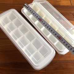 氷トレー2つの画像