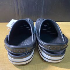S11/クロックス ユニセックス バヤバンド サンダル ブラック/ホワイト M5W7/23cm　優れた耐水性とクッション性　防臭効果ありの画像