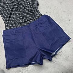 【Lサイズ】黒地に白のドット柄 ワンピース水着 ネイビーのショートパンツの画像