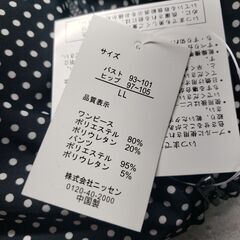 【LLサイズ】黒地に白のドット柄 ワンピース水着 ネイビーのショートパンツの画像