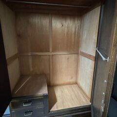 レトロな昭和の洋ダンス　横浜元町の家具屋さんの画像