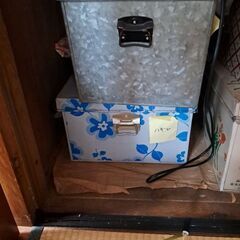 缶等の衣装ケースの画像