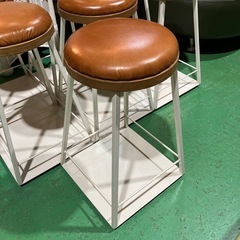 【本革/スツール】オイルレザー　茶色　ブラウン　白　ホワイト　オシャレ　おしゃれ　お洒落　家具　インテリア　イス　椅子　チェア　店舗用品　什器　雑貨　アンティーク　カフェ　飲食店【7脚あり/1脚の価格】の画像